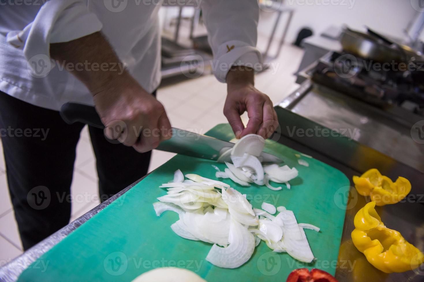 chef-kok handen snijden verse en heerlijke groenten foto