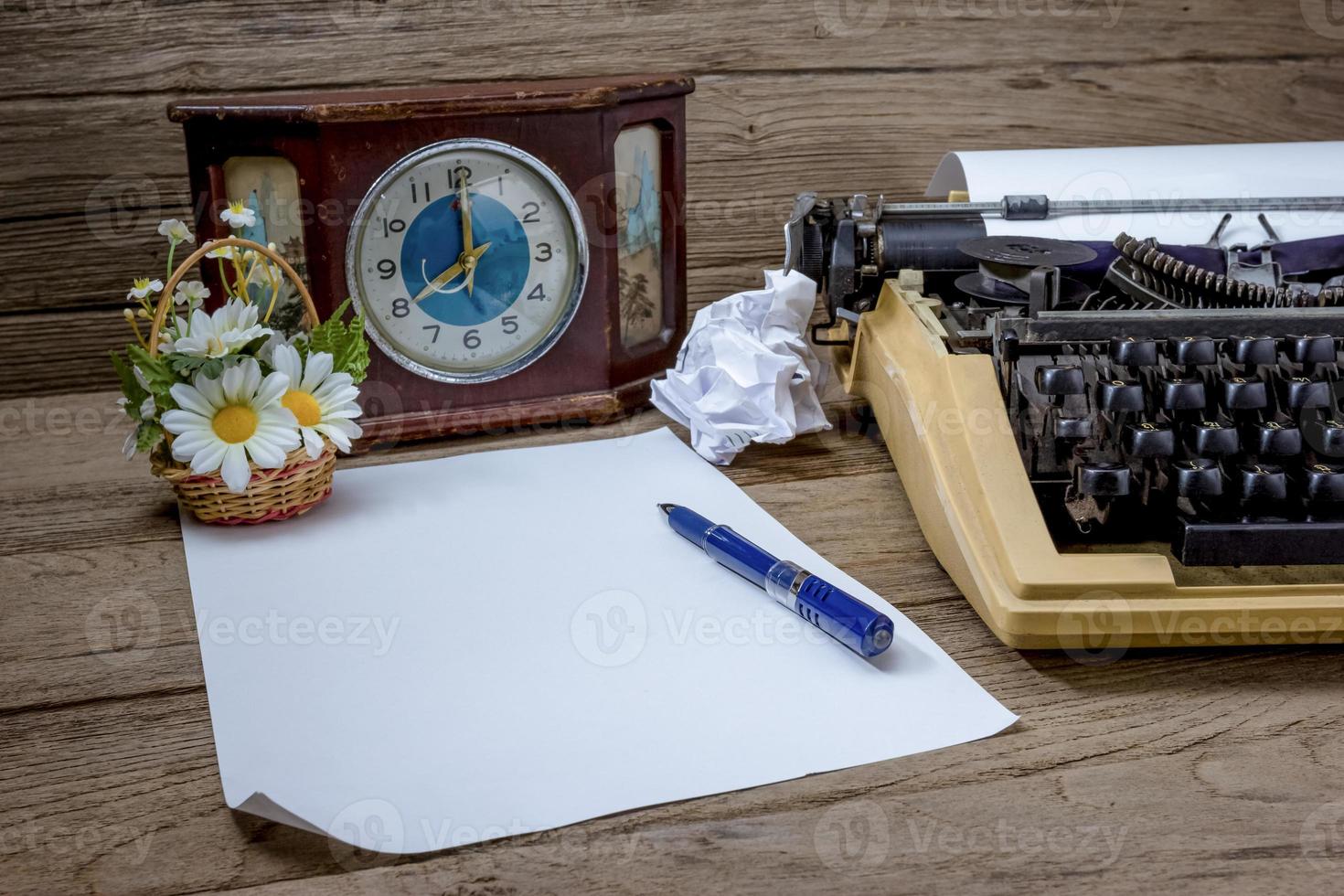 schrijfmachine retro bureaublad met papier foto
