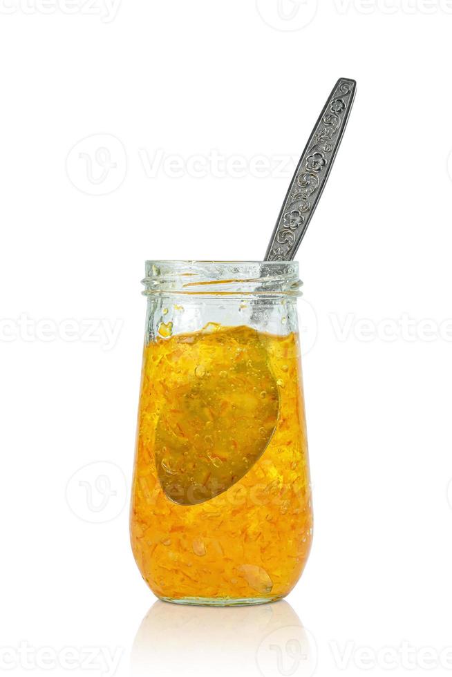 oranje jam in glas pot met lepel geïsoleerd Aan wit achtergrond ,erbij betrekken knipsel pad foto