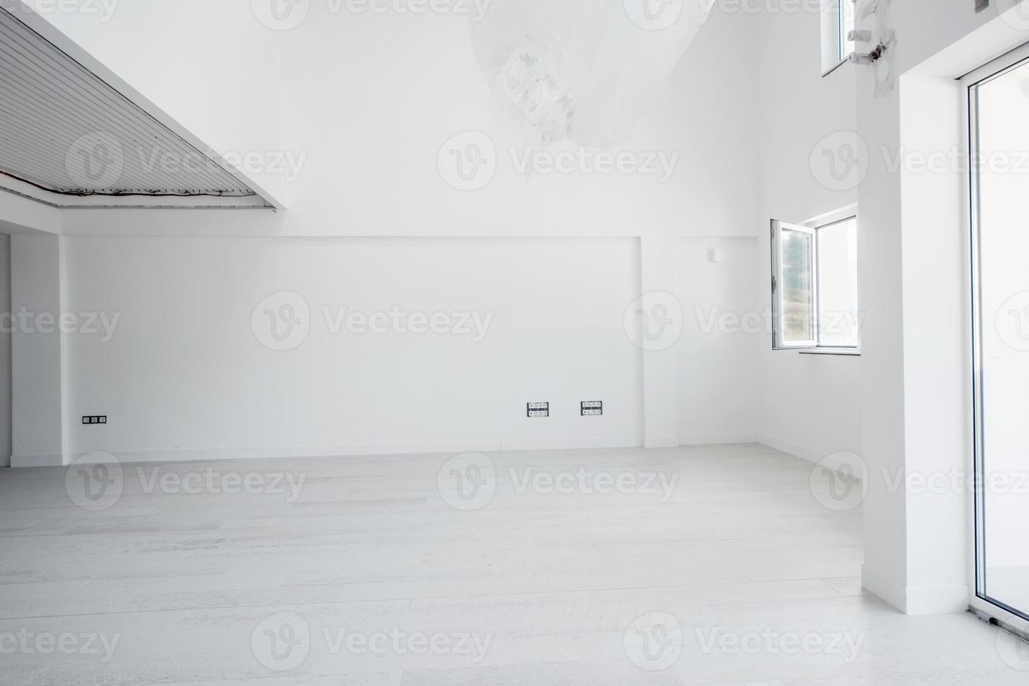 interieur van leeg elegant modern Open ruimte twee niveau appartement foto