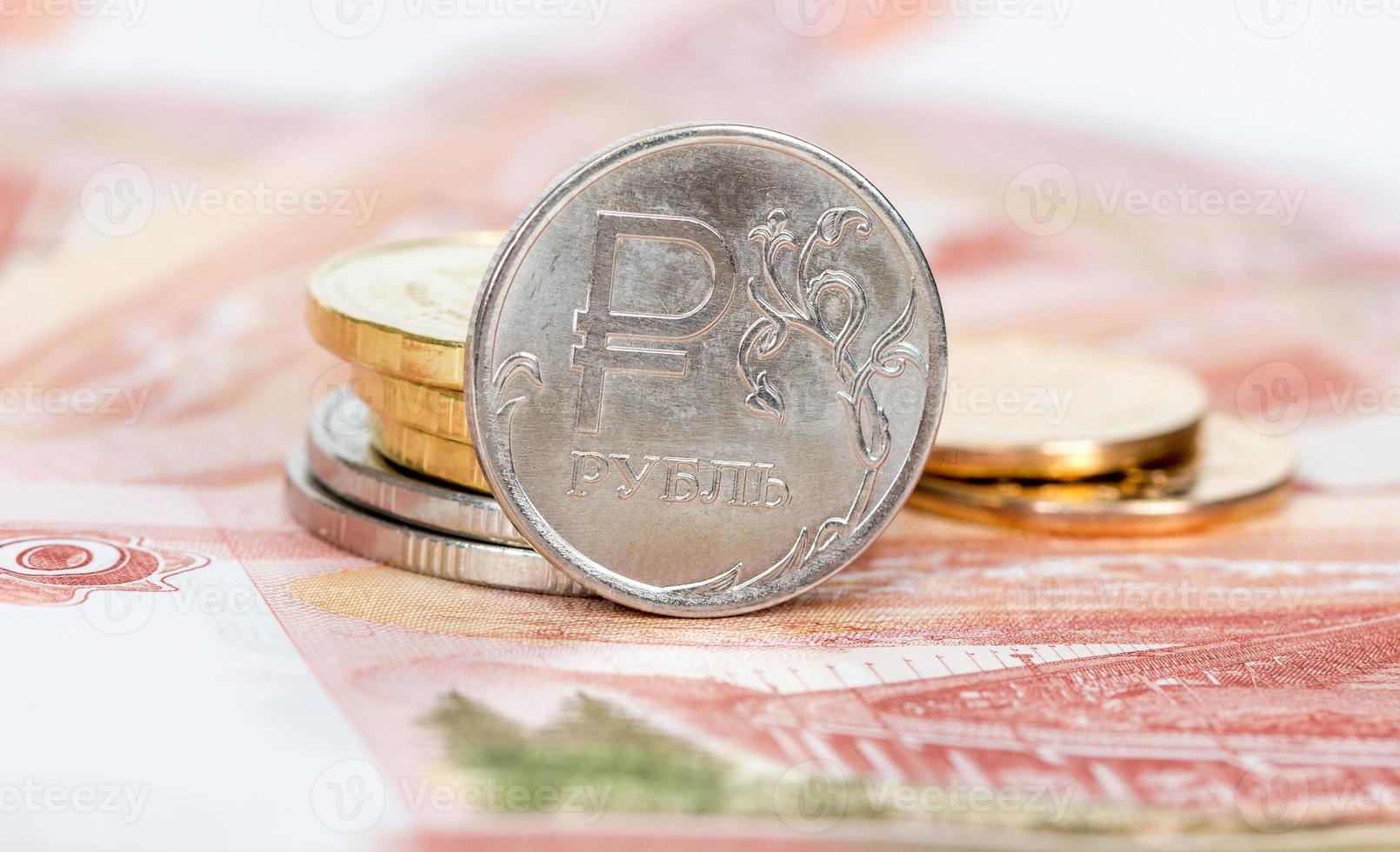 Russische valuta, roebel: bankbiljetten en munten close-up foto