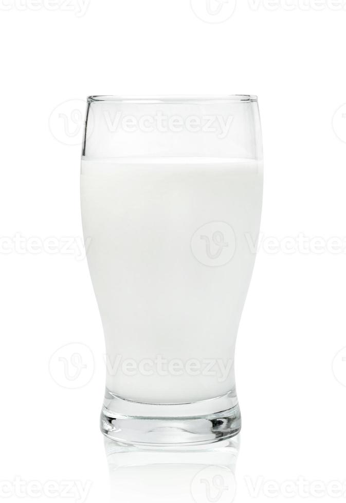 melk in transparant glas geïsoleerd Aan wit achtergrond ,erbij betrekken knipsel pad foto
