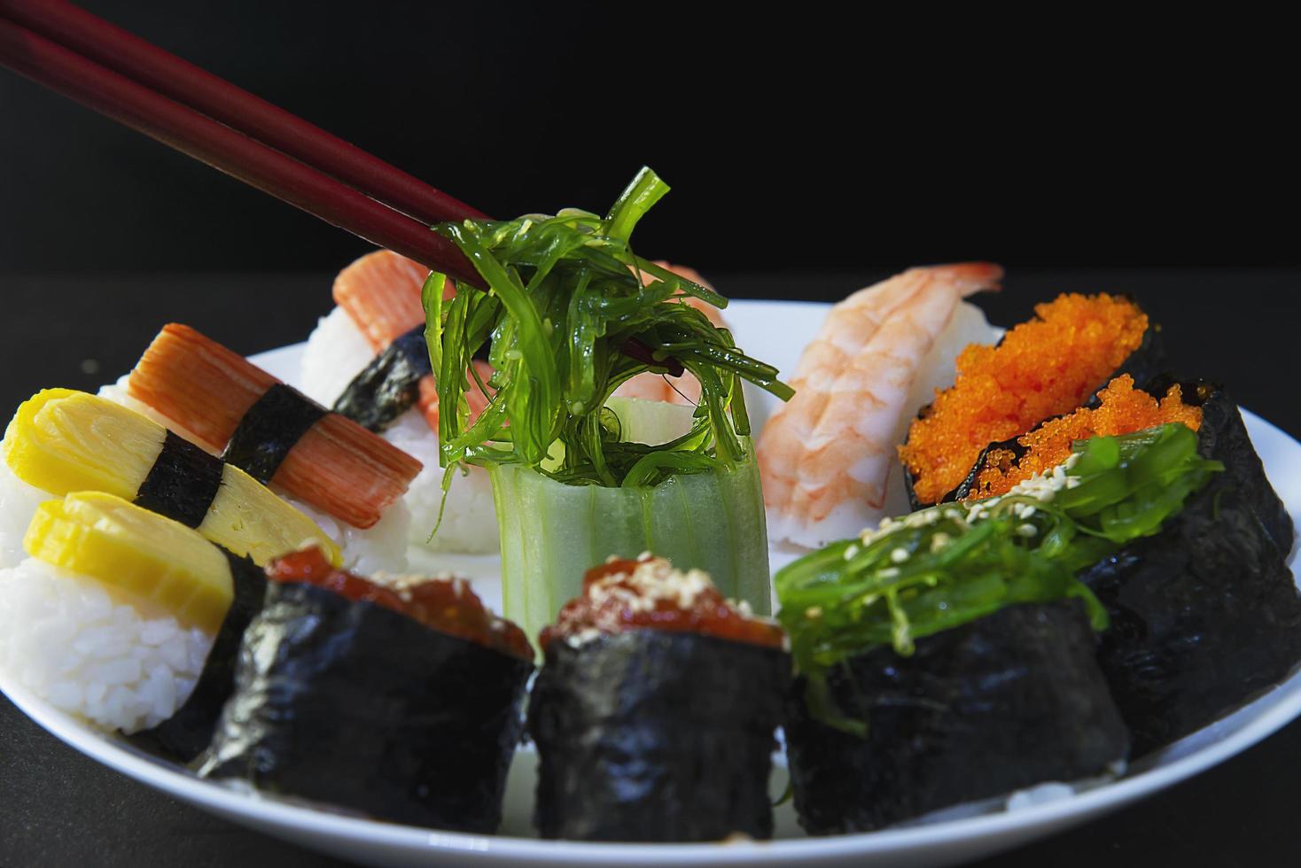 Japans maki sushi rollen portie in oosters restaurant, chef is voorbereidingen treffen Japan traditie kookkunst menu, divers verschillend geassorteerd luxe gemengd gezond aan het eten reeks concept foto