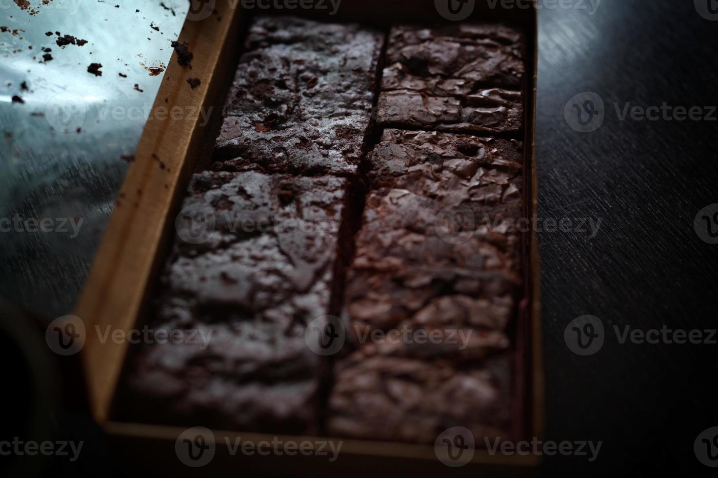 chocola brownies in bruin papier pakket foto