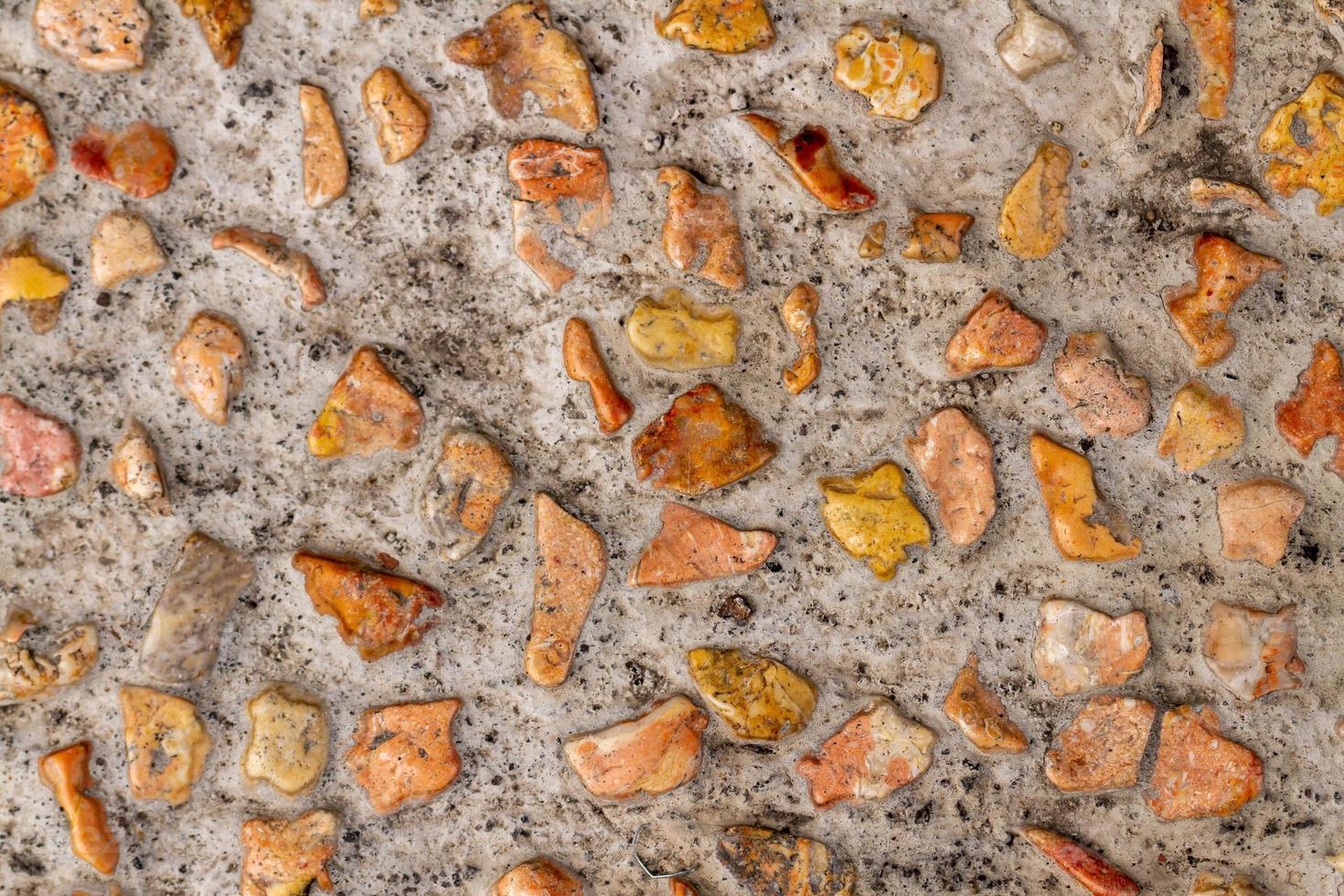 de arrangement van grind gemengd met cement gebruikt voor bestrating gangen in de tuin, creëert de indruk van terugkeren naar natuur, voor een achtergrond met een natuur thema foto