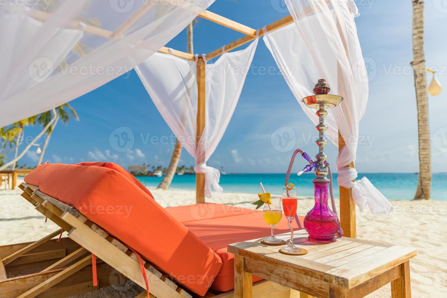 cocktail glas hookah in tent, luifel Aan zee strand toevlucht, idyllisch zomer recreatief vrije tijd levensstijl. luxe vakantie, Arabisch oostelijk humeur ontspanning. zomer strand zon bedden lounge buitenshuis cafe foto