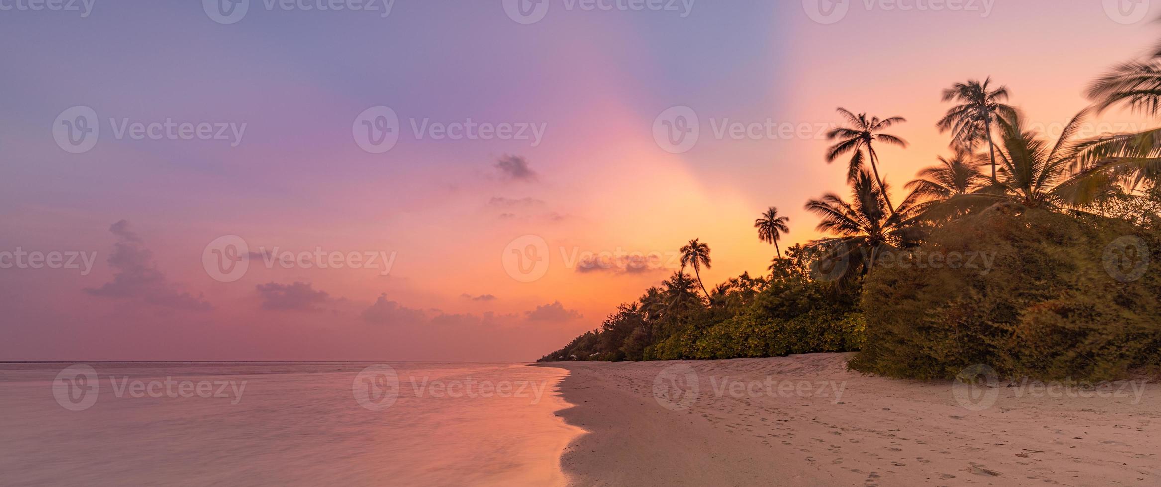 fantastische close-upmening van kalme zeewatergolven met oranje zonsopgangzonsondergangzonlicht. tropisch eiland strand landschap, exotische kust kust. zomervakantie, vakantie geweldige natuur schilderachtig. relax paradijs foto