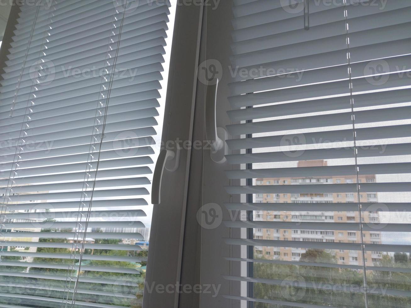 horizontaal aluminium jaloezieën geïnstalleerd Aan de balkon foto
