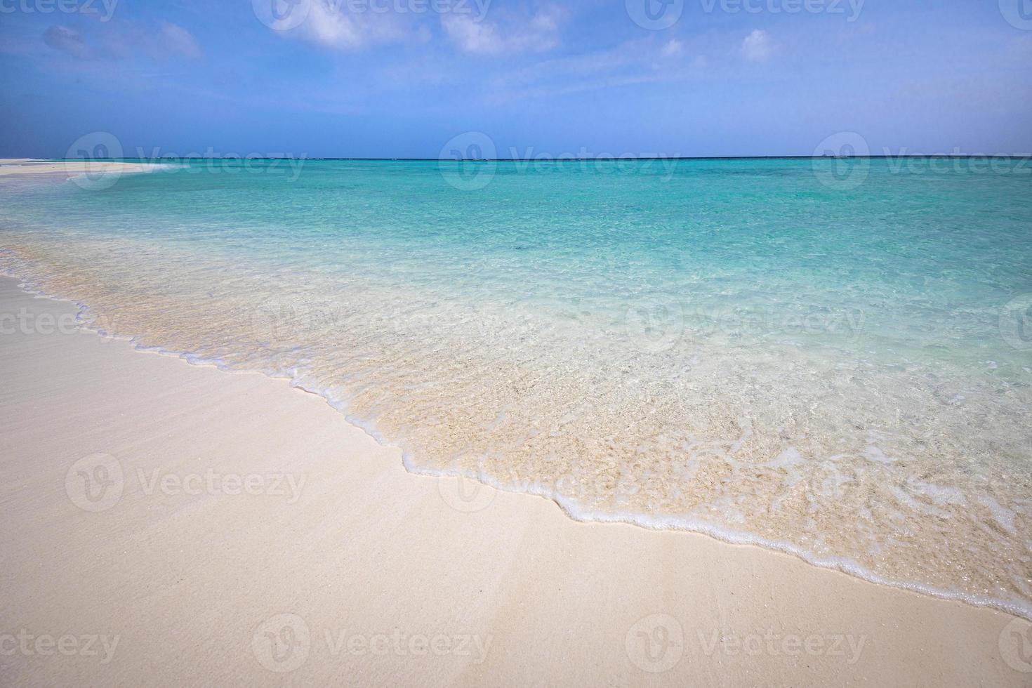 detailopname van zand Aan strand en blauw zomer lucht. panoramisch strand landschap. leeg tropisch strand en zeegezicht. helder zonnig lucht, zacht zand, rust, rustig ontspannende zonlicht, zomer humeur foto