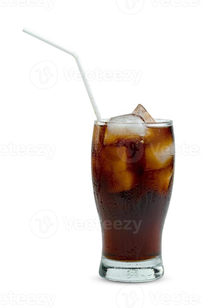 cola water en ijs kubussen met buis in glas transparant geïsoleerd Aan wit achtergrond ,erbij betrekken knipsel pad foto