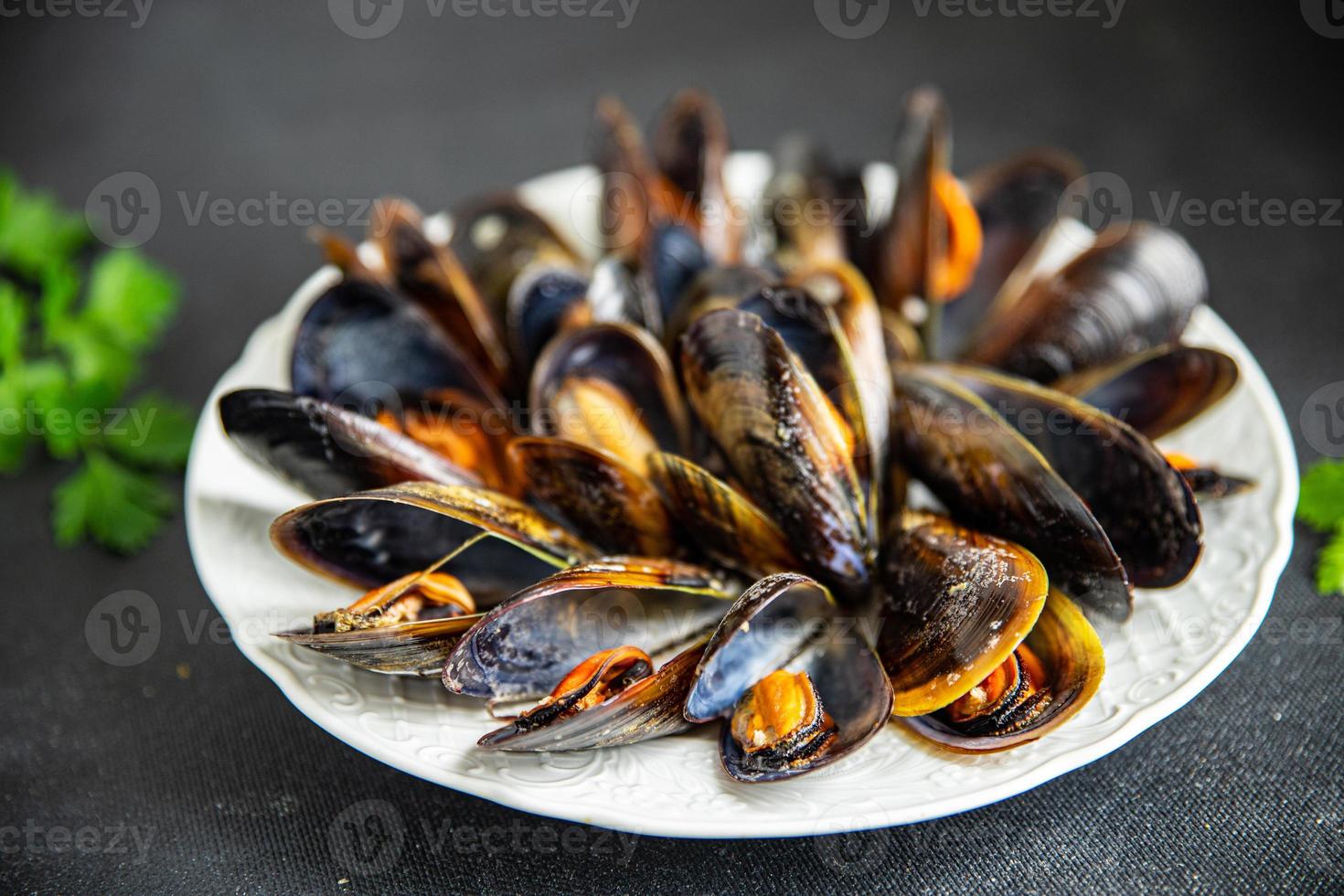 mosselen in schelpen verse zeevruchten maaltijd op tafel kopieer ruimte voedsel achtergrond foto