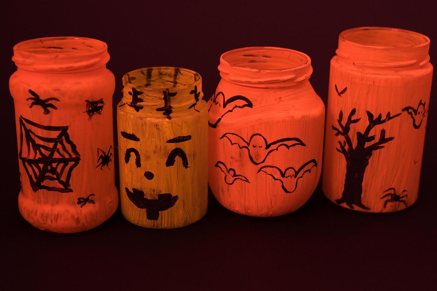 geschilderd pot decoratie voor halloween, kinderen ambachten voor de halloween vakantie. foto