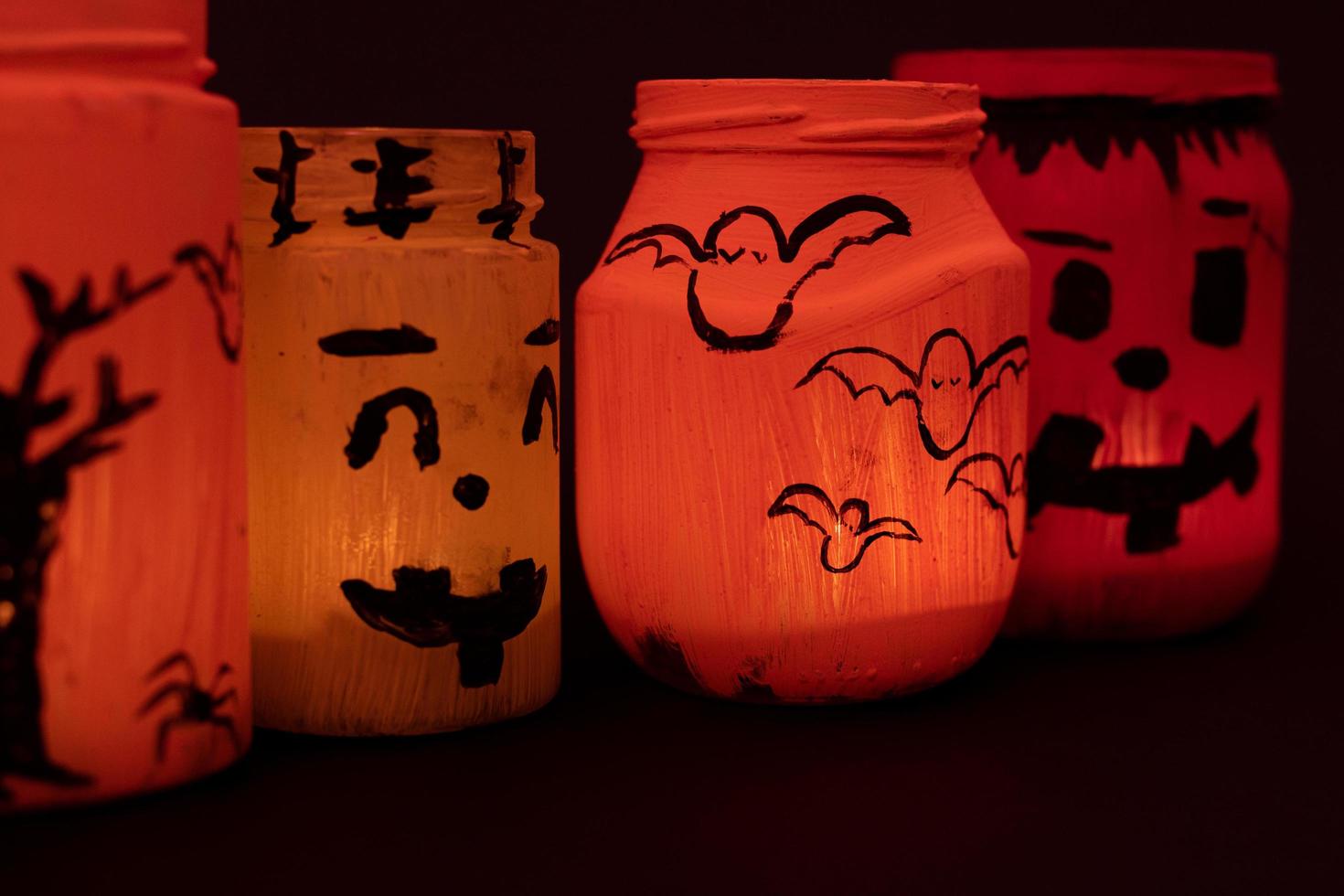 geschilderd pot decoratie voor halloween, kinderen ambachten voor de halloween vakantie. foto