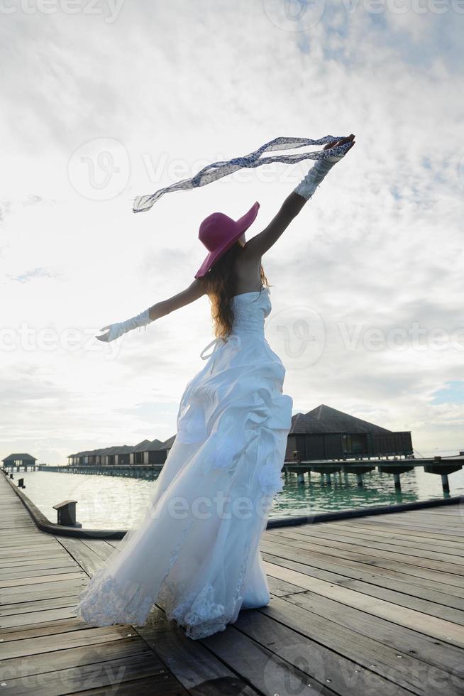 Aziatisch bruid Aan strand foto