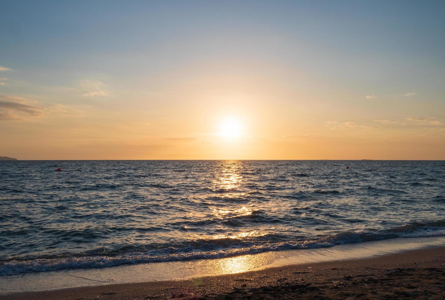 landschap gezichtspunt voor ontwerp ansichtkaart en kalender zomer zee wind golf koel op vakantie kalme zee kustgebied grote zonsondergang hemel licht oranje gouden avonduren dag in chonburi thailand foto