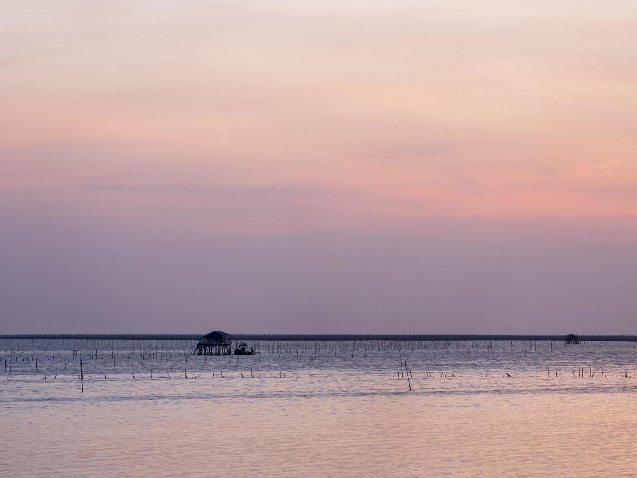 landschap gezichtspunt voor ontwerp ansichtkaart en kalender zomer zee wind golf koel op vakantie kalme zee kustgebied grote zonsondergang hemel licht oranje gouden avonduren dag in chonburi thailand foto