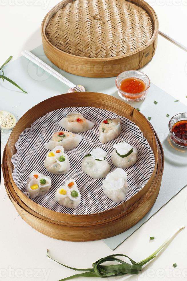 Hongkong stijl dimsum met kleurrijk groente topping, shumai en garnaal zak- afm som foto