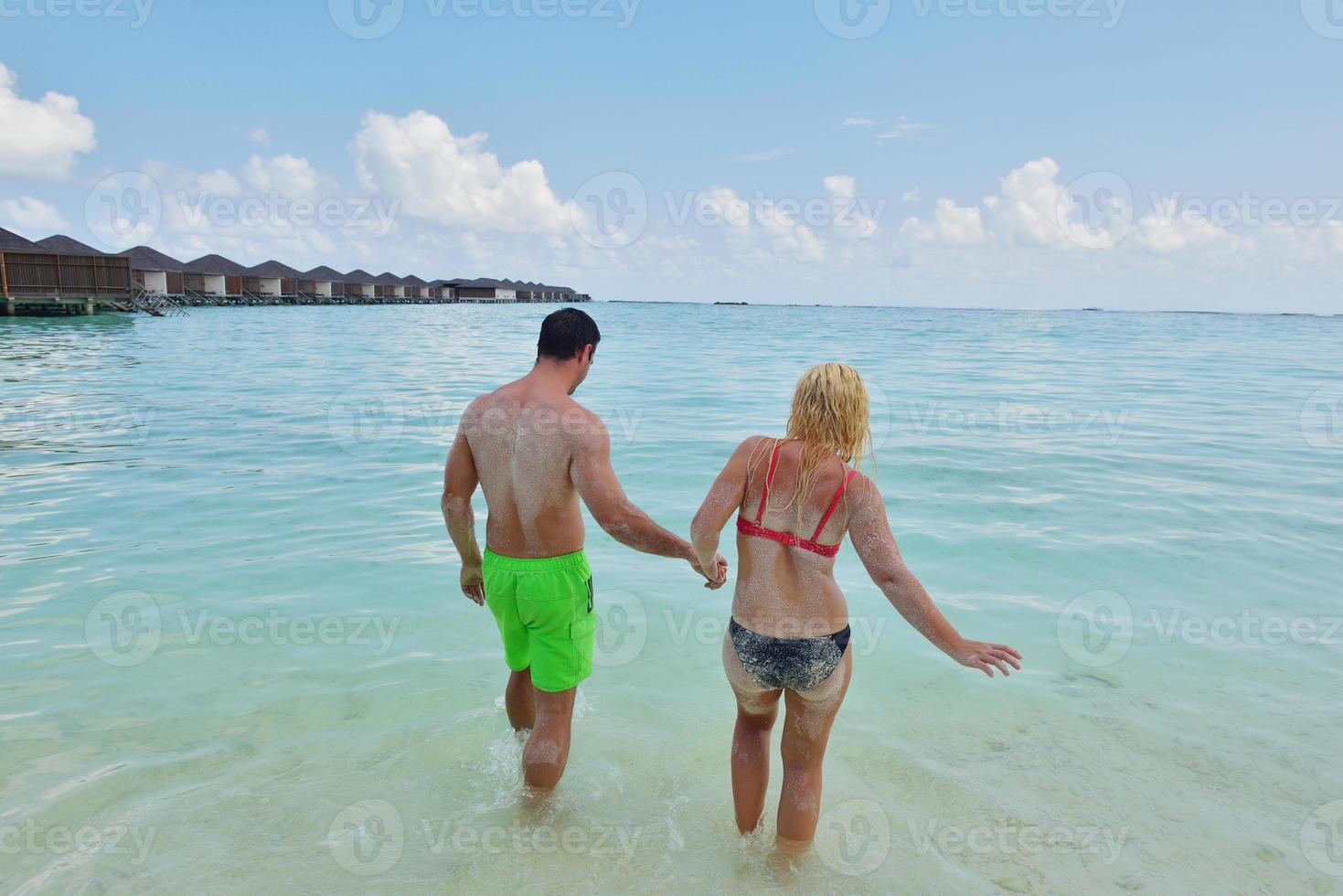 gelukkig jong paar Bij zomer vakantie hebben pret en kom tot rust foto