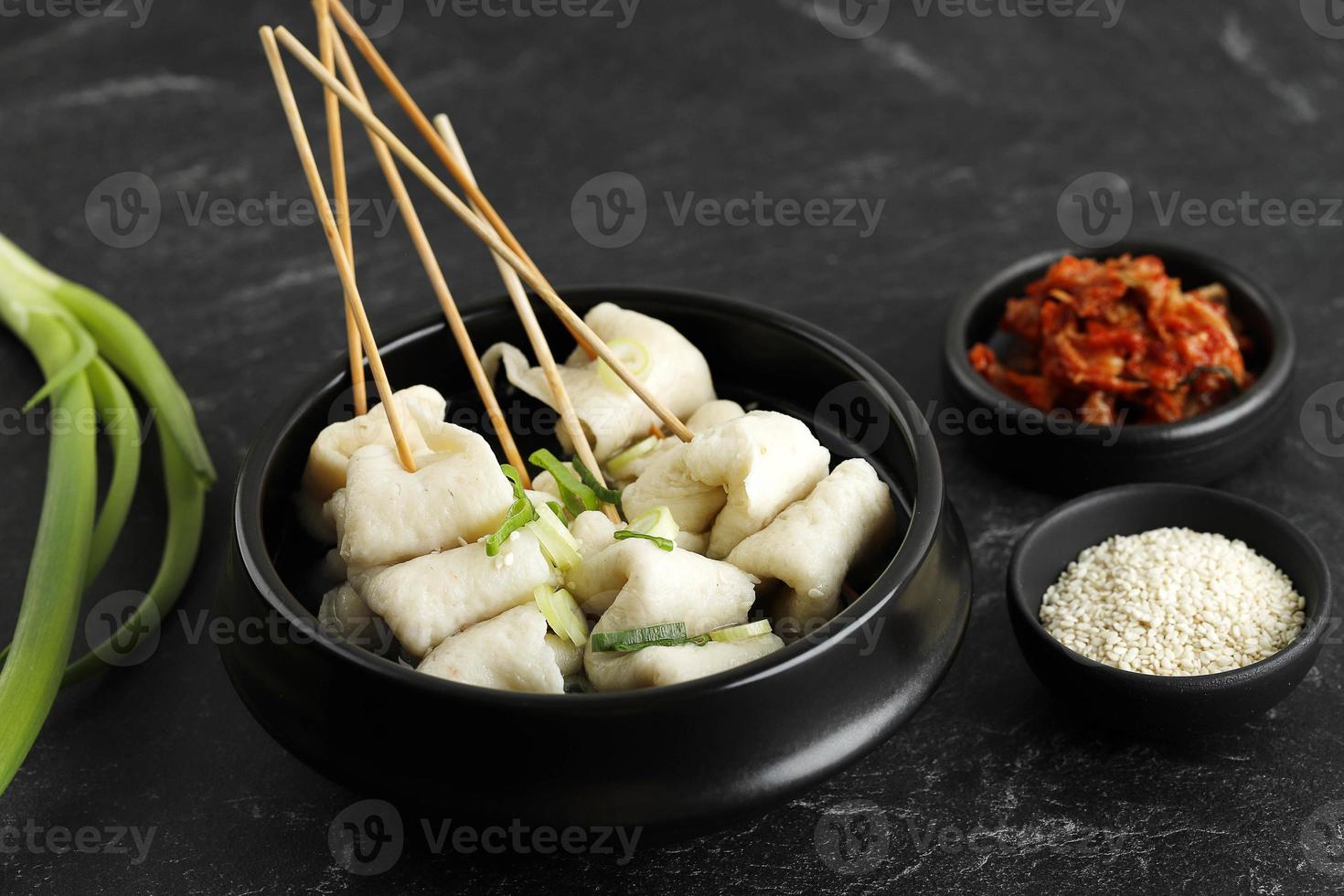 Koreaans odeng tangeomuk odeng guk, Koreaans vis taart soep in traditioneel pot Aan zwart tafel achtergrond foto