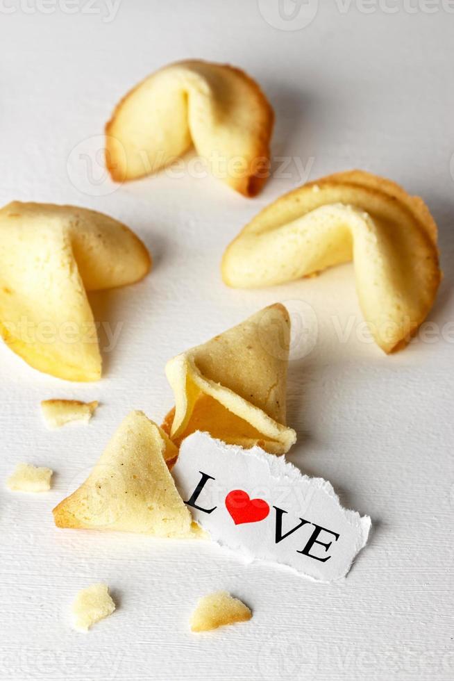 koekjes vormig Leuk vinden tortellini met de woord liefde geschreven Aan een papier.verticaal afbeelding. foto