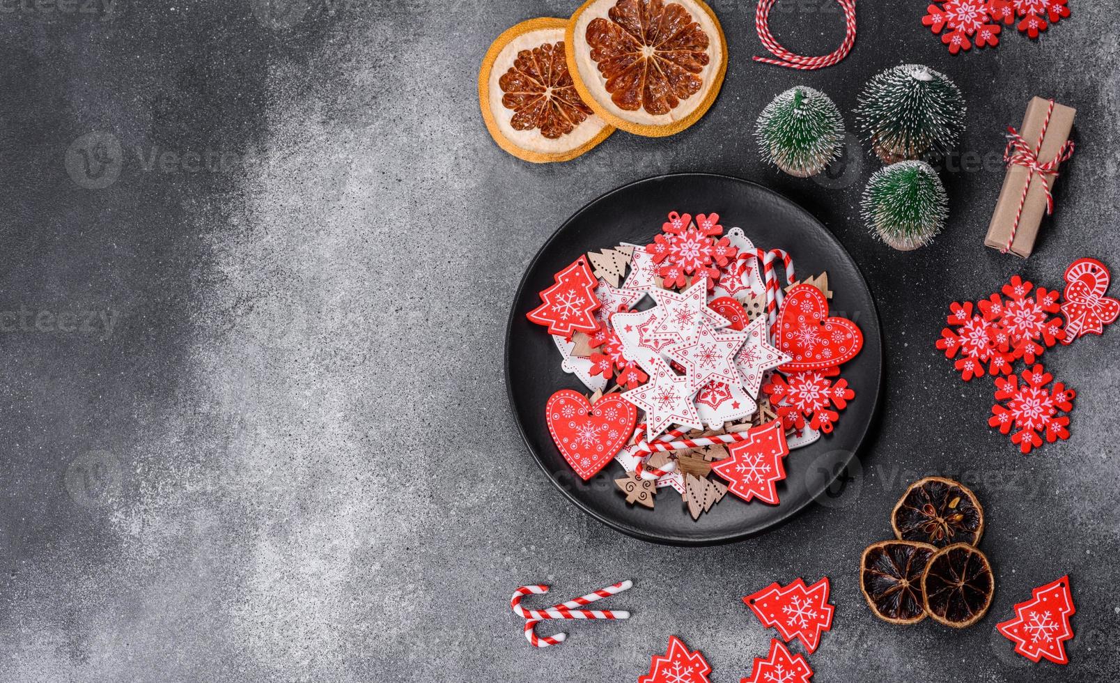 ontbijtkoek, Kerstmis boom decoraties, droog citrus fruit Aan een grijs beton achtergrond foto