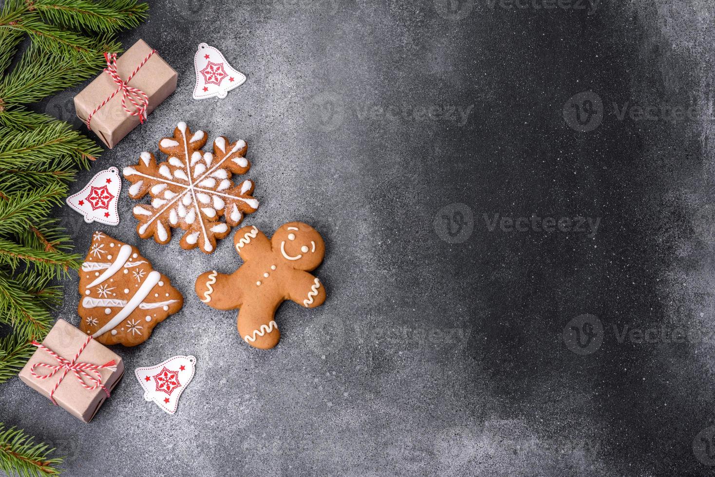 ontbijtkoek, Kerstmis boom decoraties, droog citrus fruit Aan een grijs beton achtergrond foto