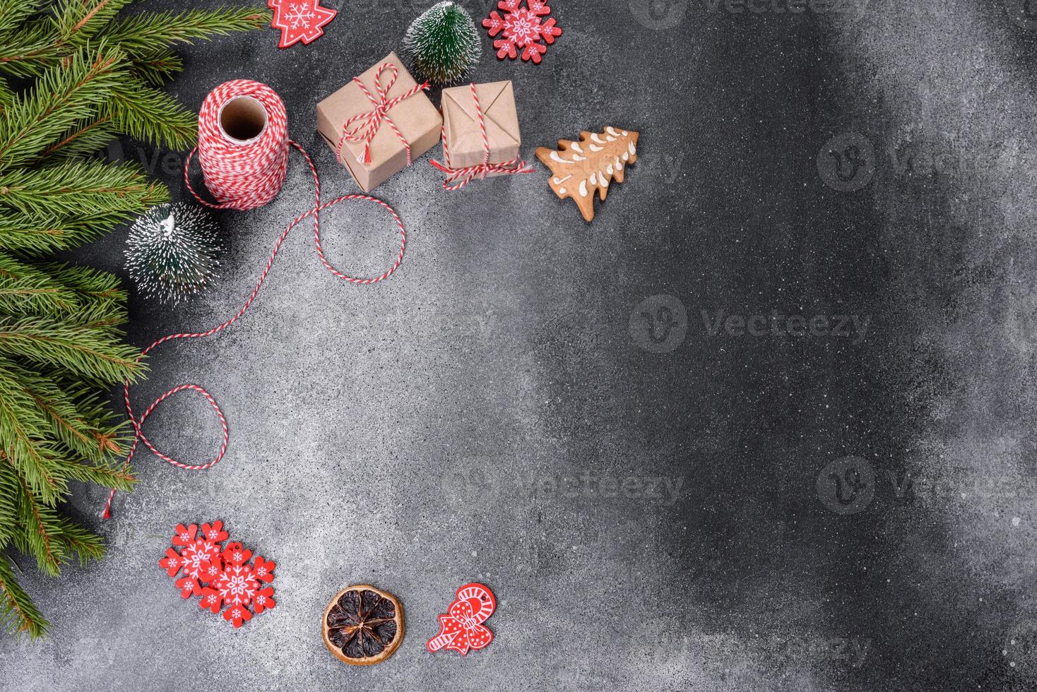 ontbijtkoek, Kerstmis boom decoraties, droog citrus fruit Aan een grijs beton achtergrond foto