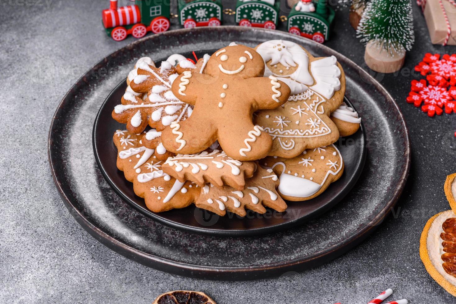 ontbijtkoek, Kerstmis boom decoraties, droog citrus fruit Aan een grijs beton achtergrond foto