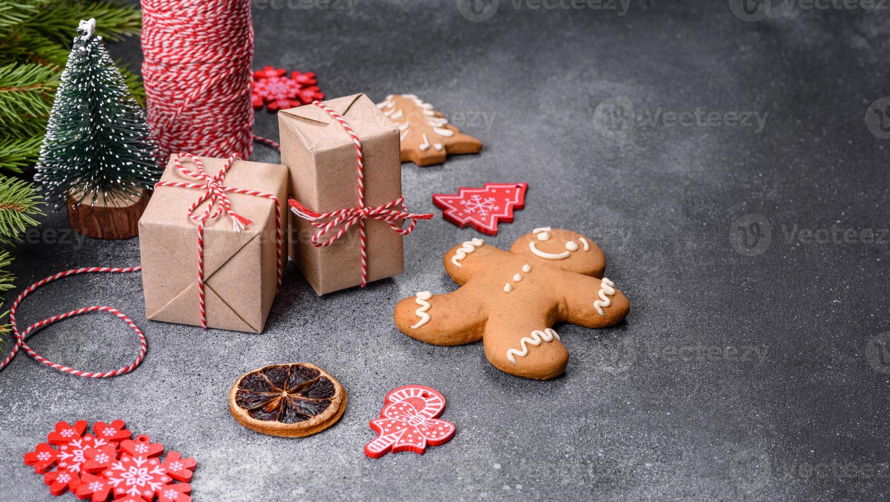 ontbijtkoek, Kerstmis boom decoraties, droog citrus fruit Aan een grijs beton achtergrond foto