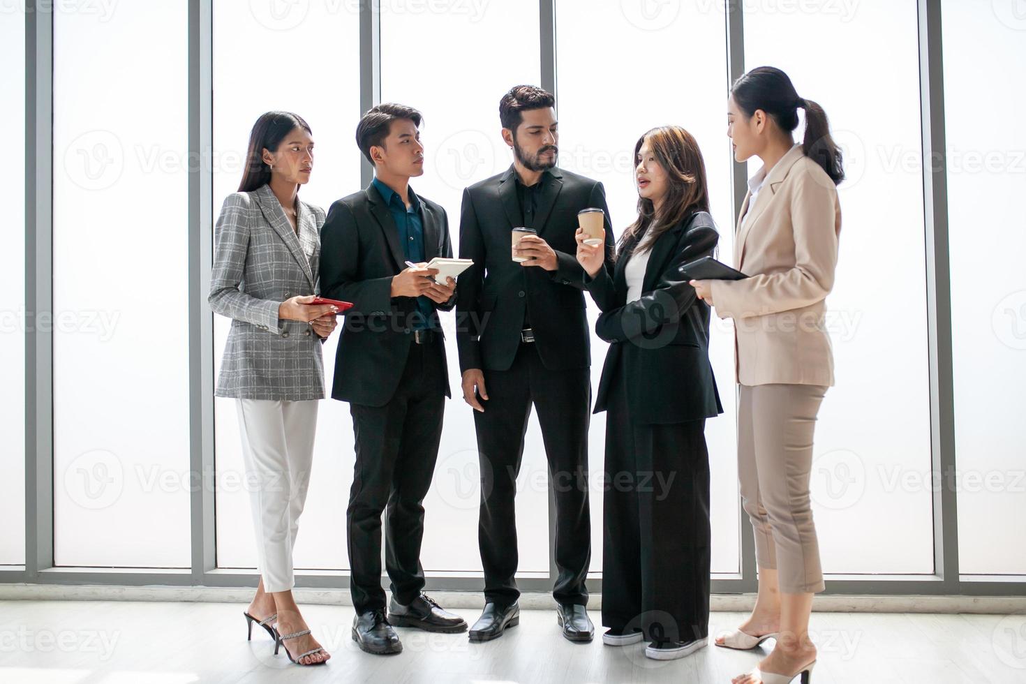 bedrijf team mannetje en vrouw collega's pratend Bij werk delen ideeën met gegevens verslag doen van in handen, gelukkig collega's werk samen in kantoor. foto