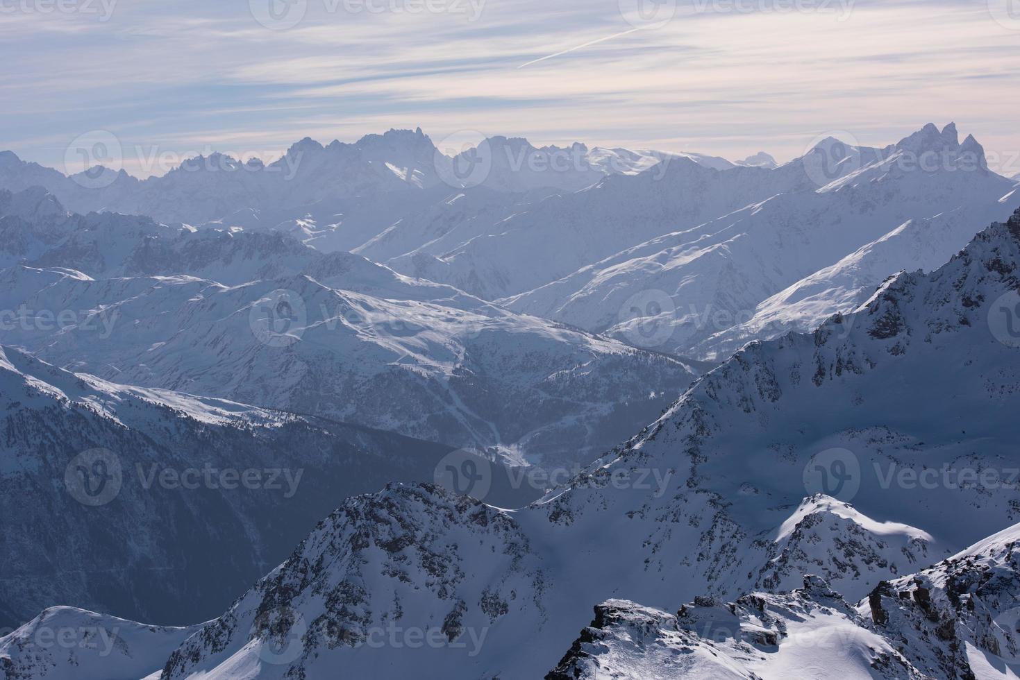 prachtig berglandschap in de winter foto