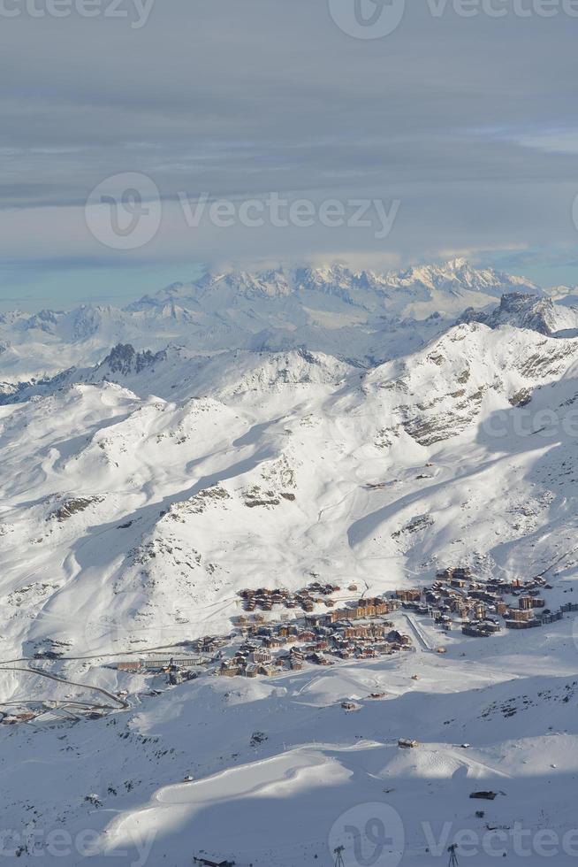 panoramisch uitzicht op de winterbergen foto