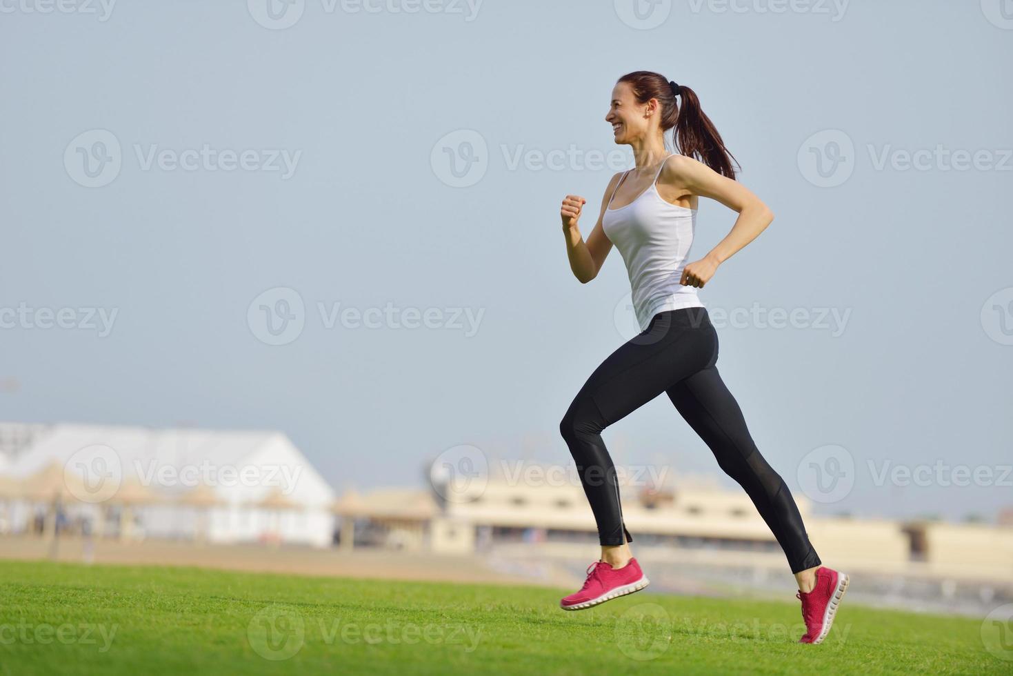 vrouw joggen in de ochtend foto