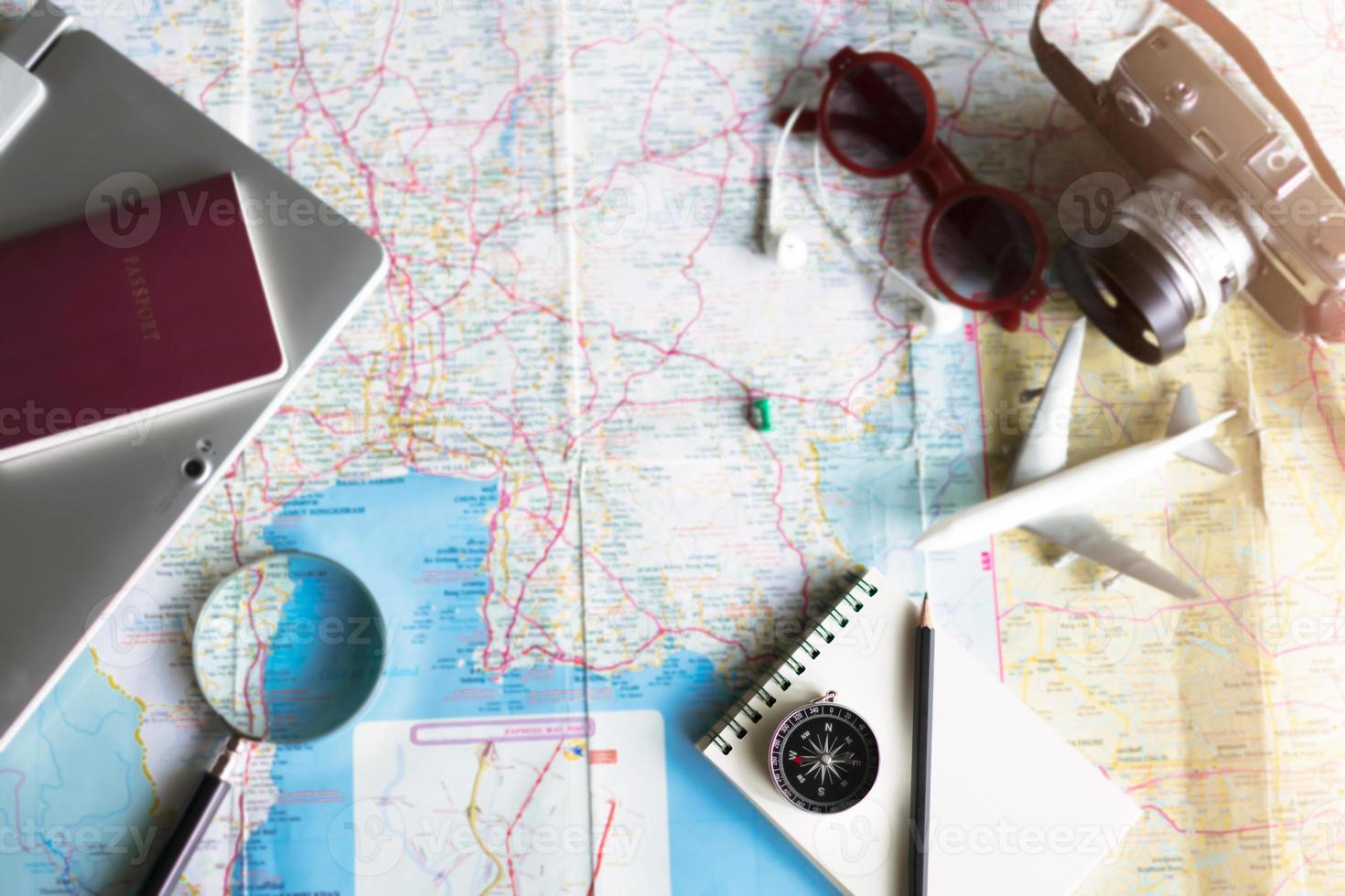 kompas met accessoires voor reizen planning foto