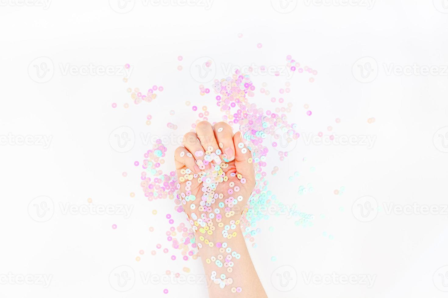 parel pastel confetti sparkles met vrouw hand- foto
