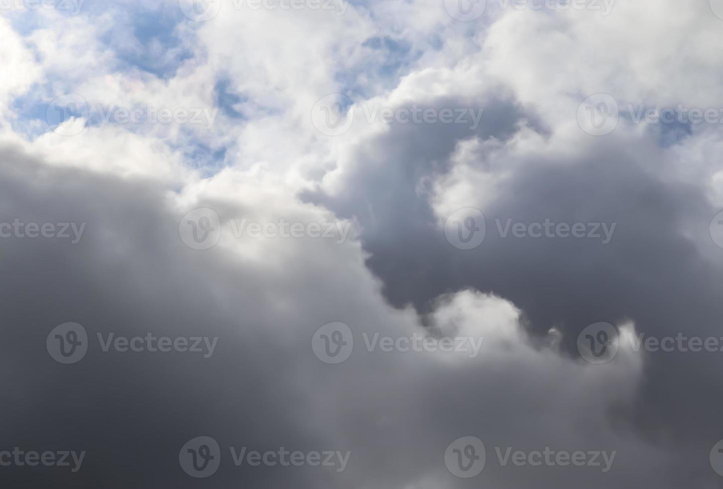 prachtige donkere wolkenformaties vlak voor een onweersbui foto