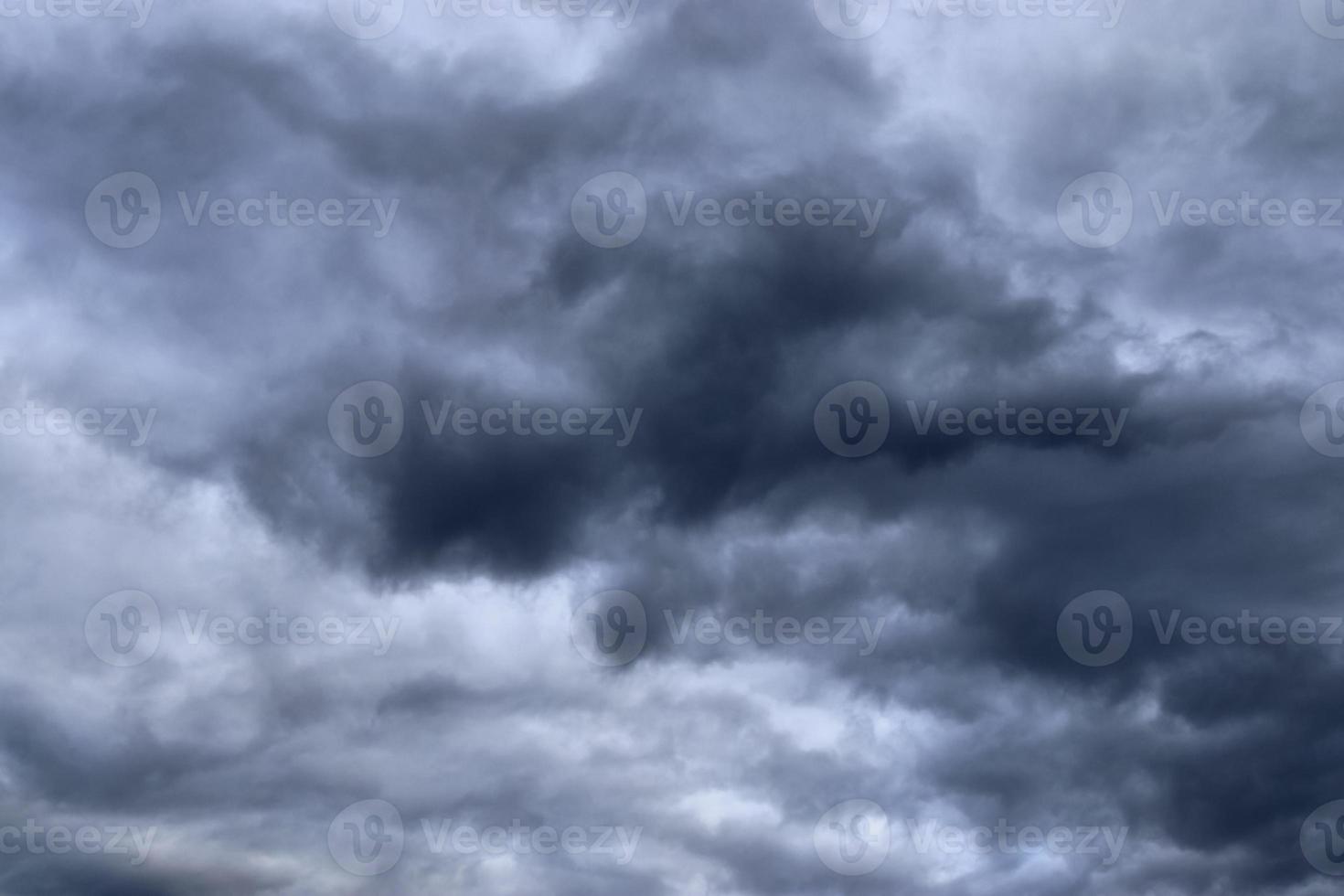 prachtige donkere wolkenformaties vlak voor een onweersbui foto