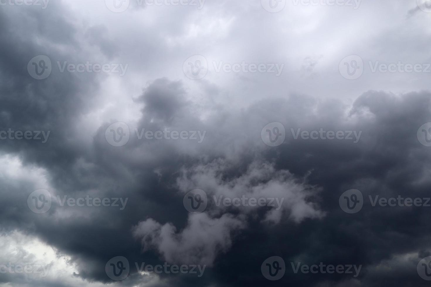 prachtige donkere wolkenformaties vlak voor een onweersbui foto