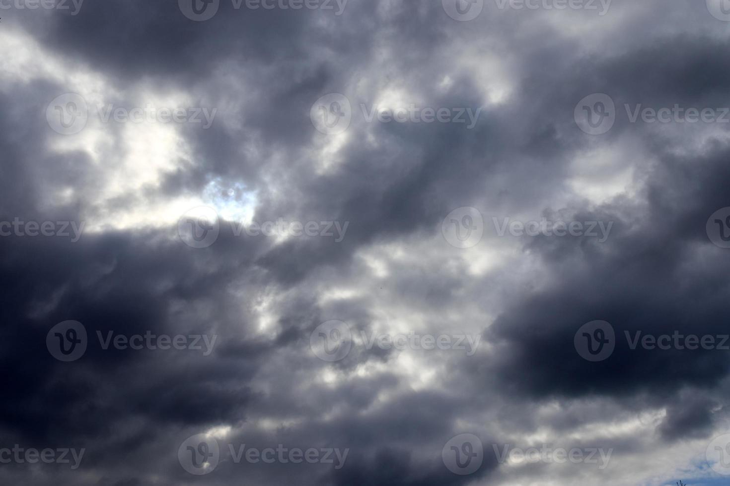 prachtige donkere wolkenformaties vlak voor een onweersbui foto