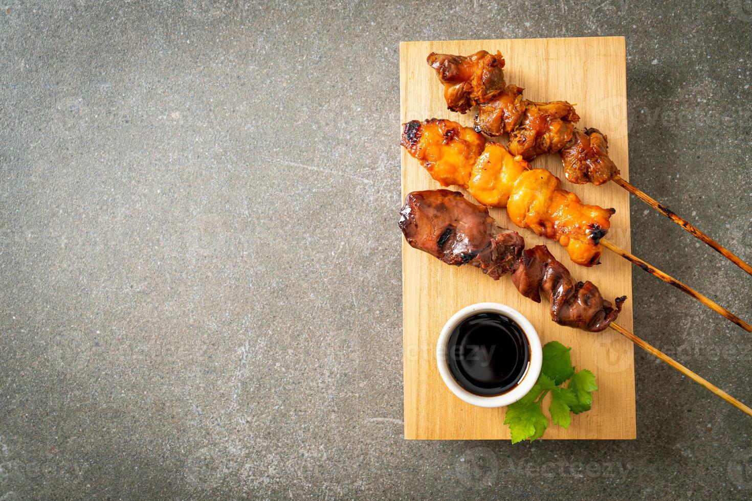 Japanse kippengrill of yakitori serveren in izakaya-stijl foto