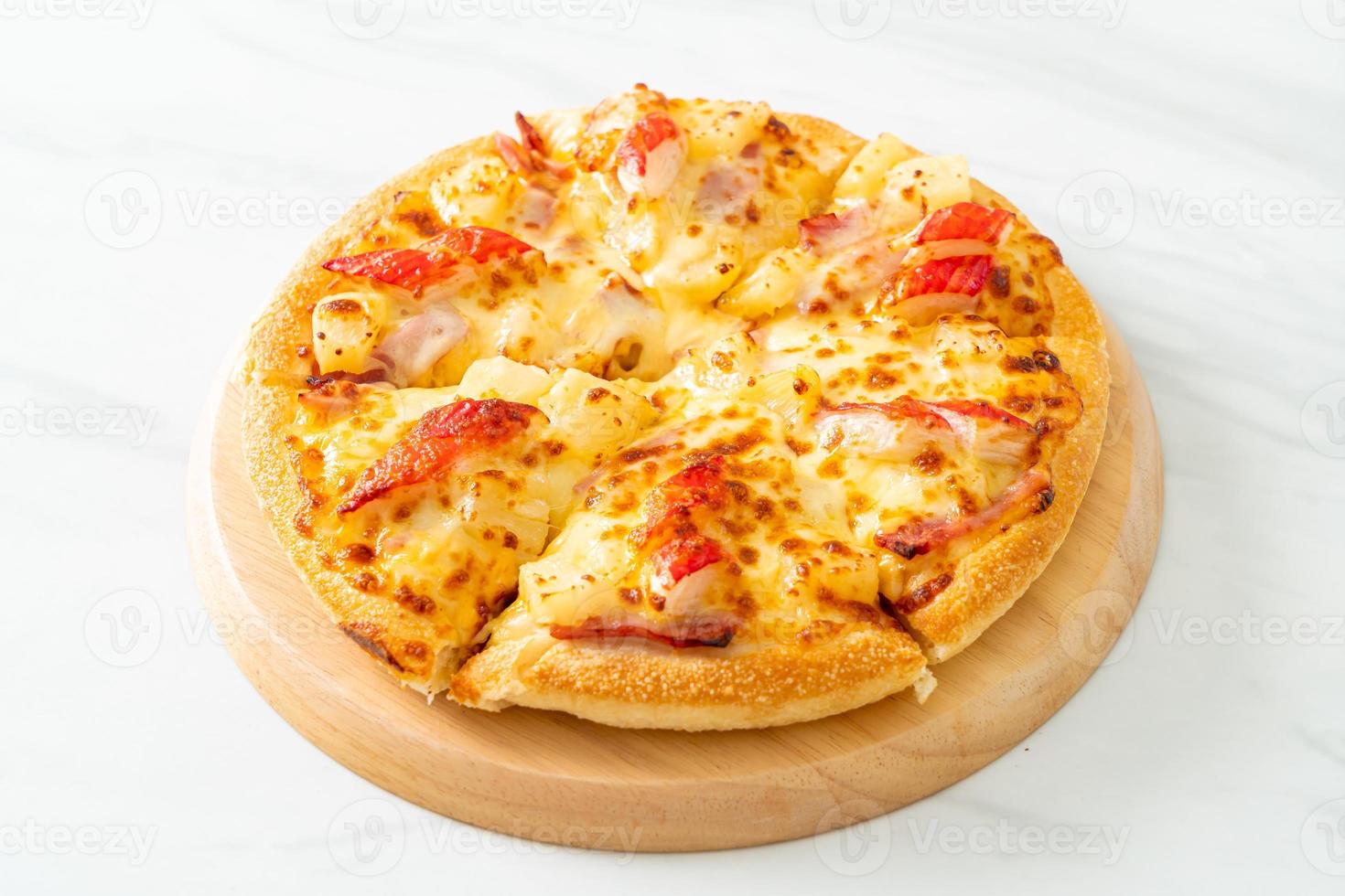 pizza met ham en krabstick foto