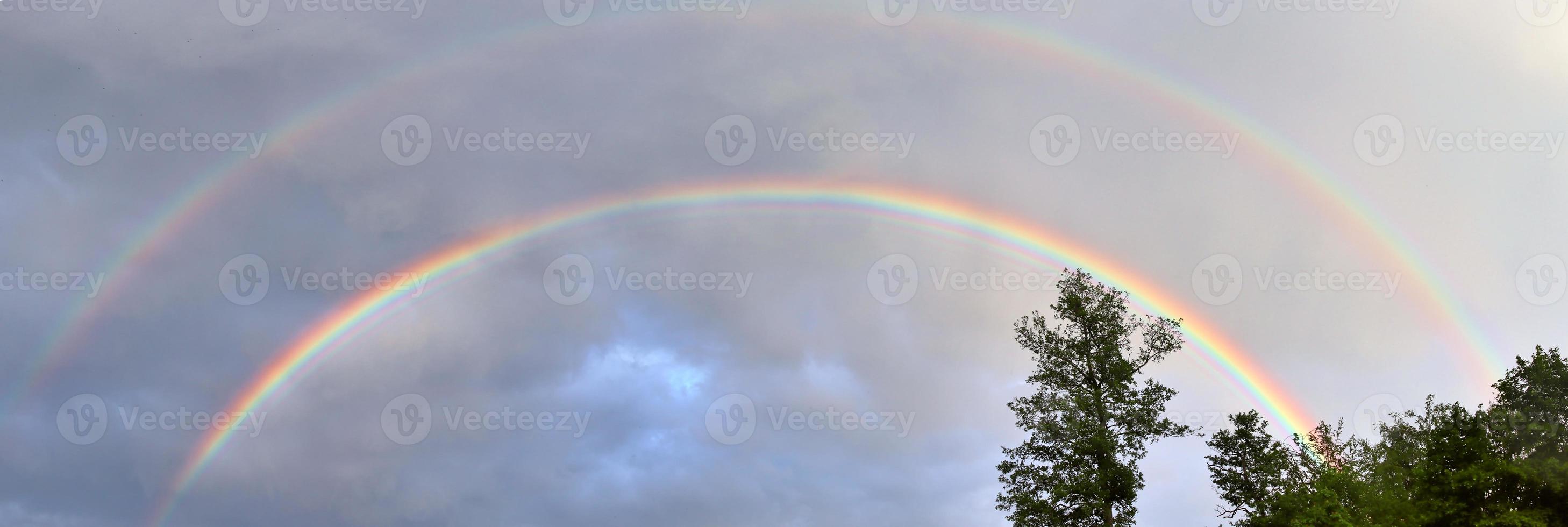 verbijsterend natuurlijk dubbele regenbogen plus boventallig bogen gezien Bij een meer in noordelijk Duitsland foto