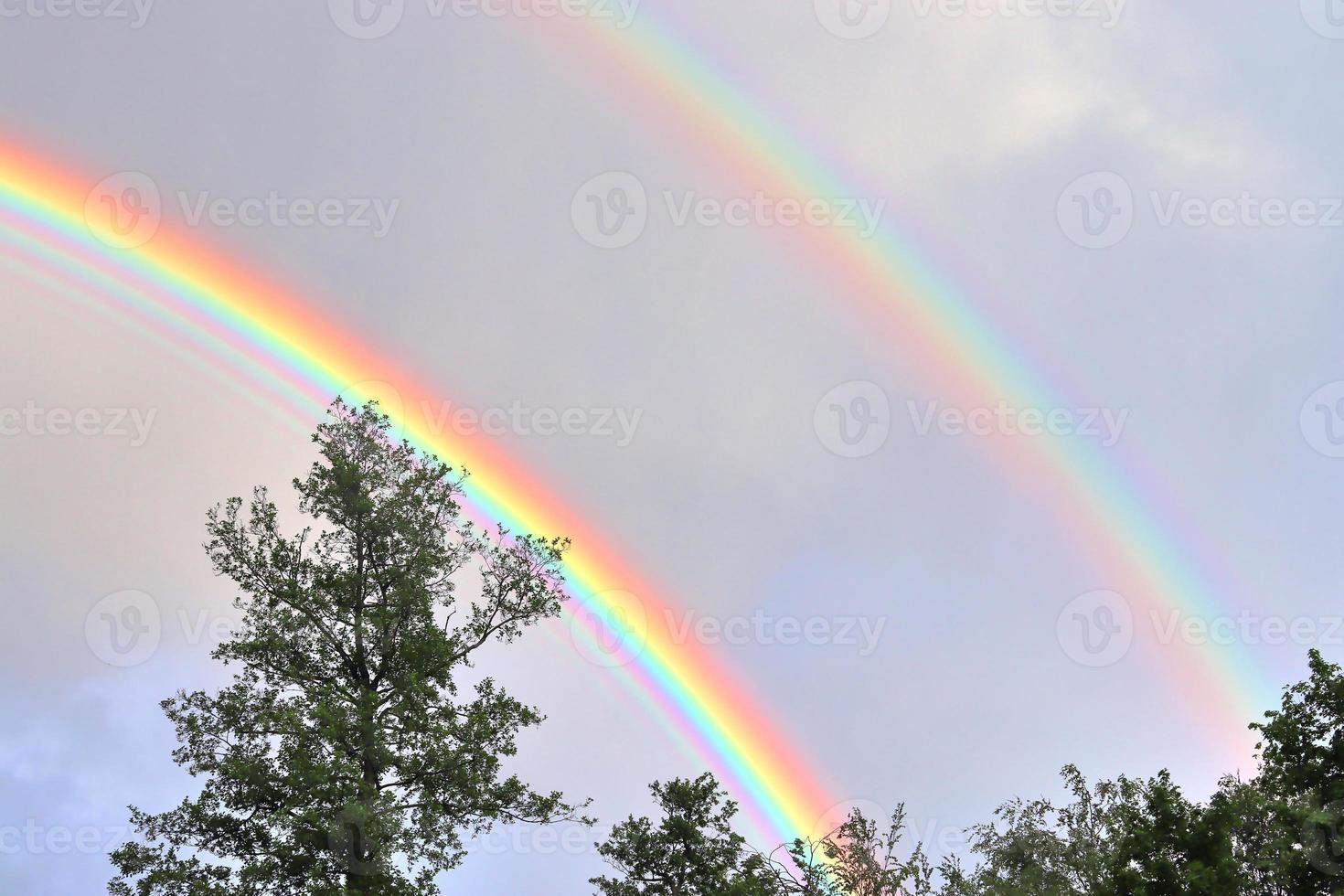 verbijsterend natuurlijk dubbele regenbogen plus boventallig bogen gezien Bij een meer in noordelijk Duitsland foto