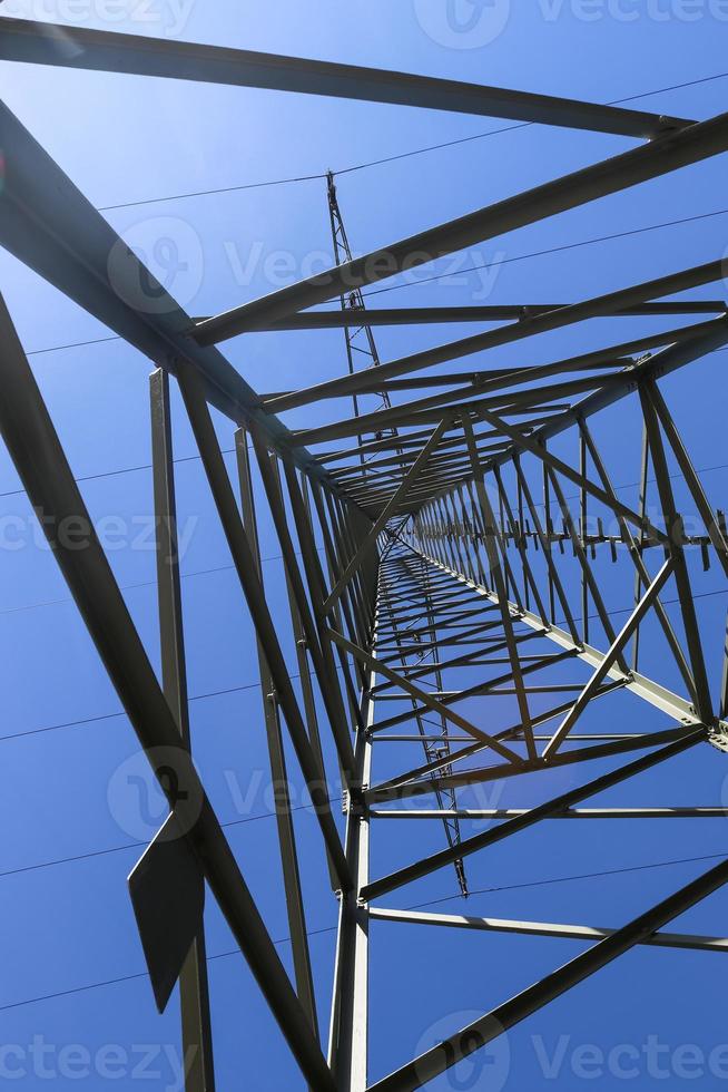 visie van heel groot elektriciteit pylonen met hoog Spanning kabels van een in beweging auto. foto