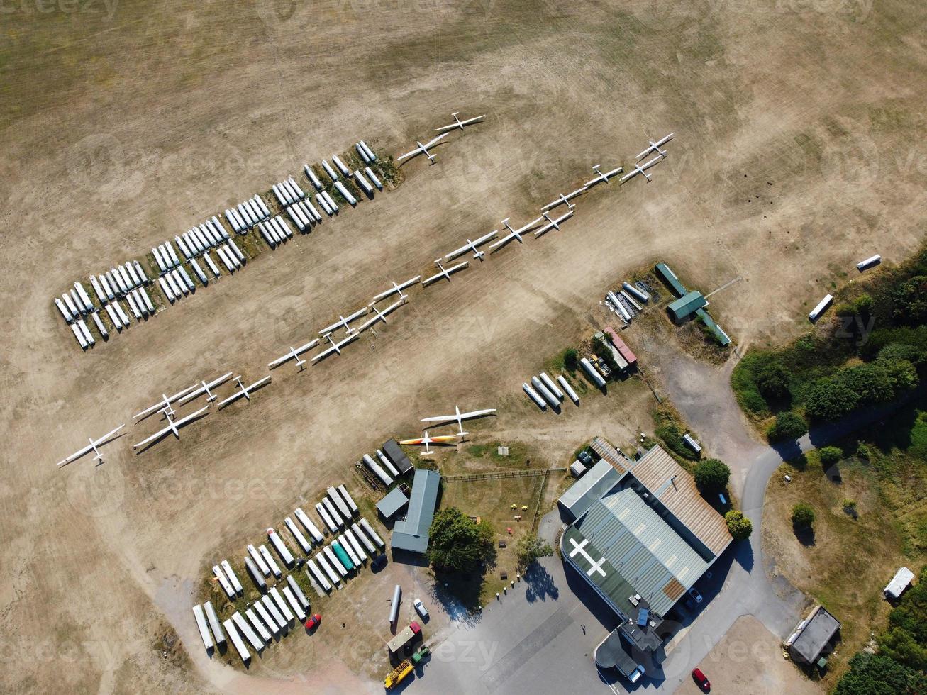 zweefvliegtuig luchthaven in de veld, hoog hoek beeldmateriaal van drone's camera. mooi antenne landschap visie van dunstabiel downs Engeland Super goed Brittannië foto