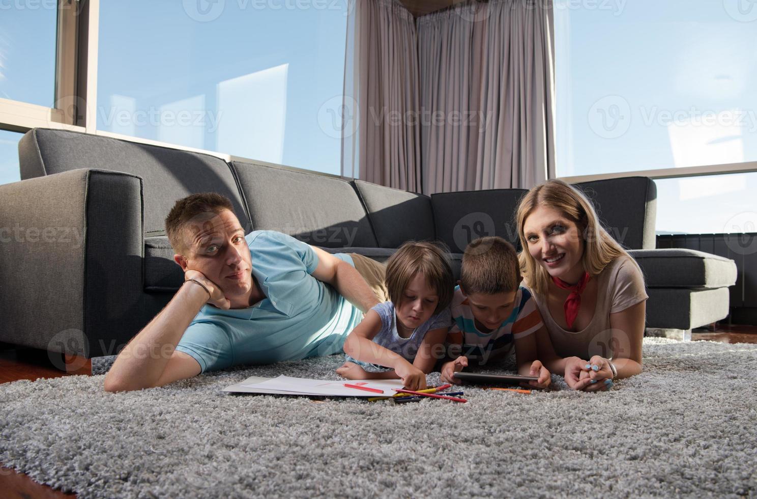 jong stel dat tijd doorbrengt met kinderen foto