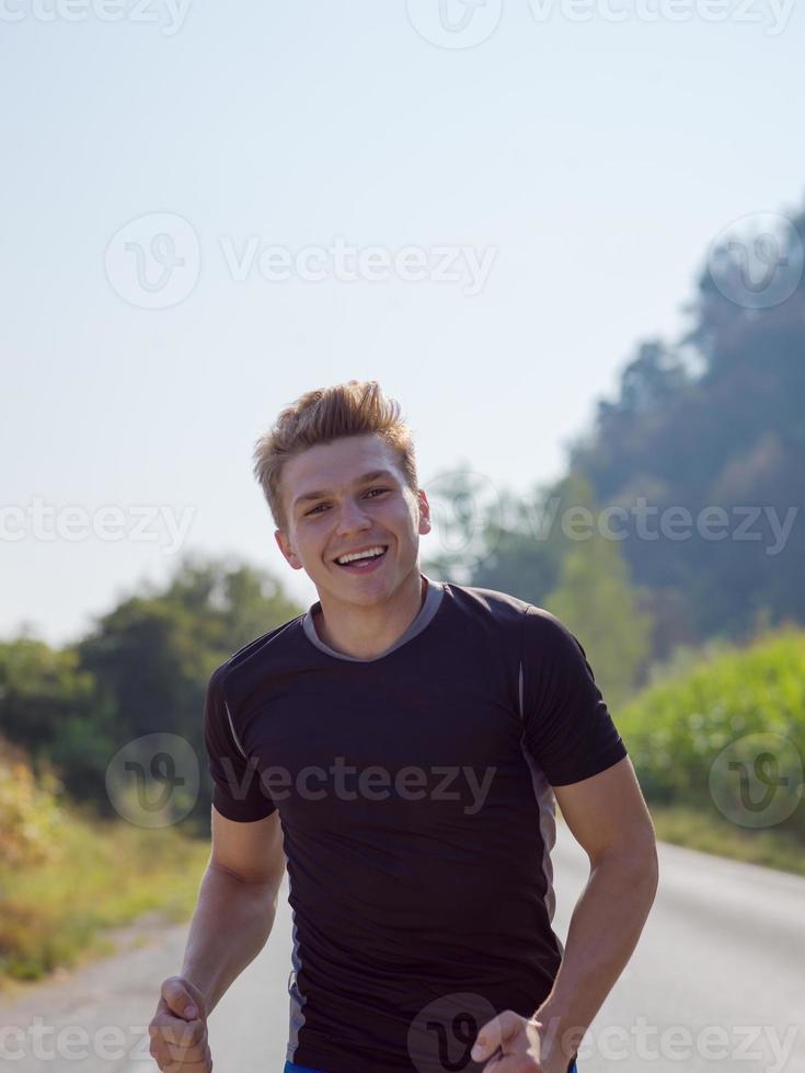 man joggen langs een landweg foto