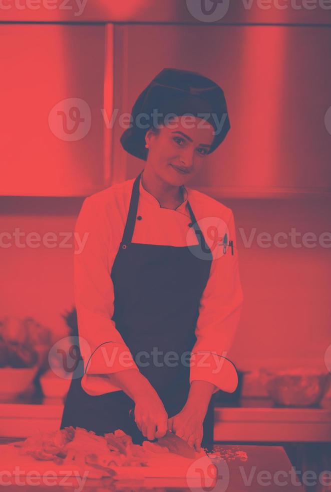 chef snijdend vers en heerlijk groenten foto