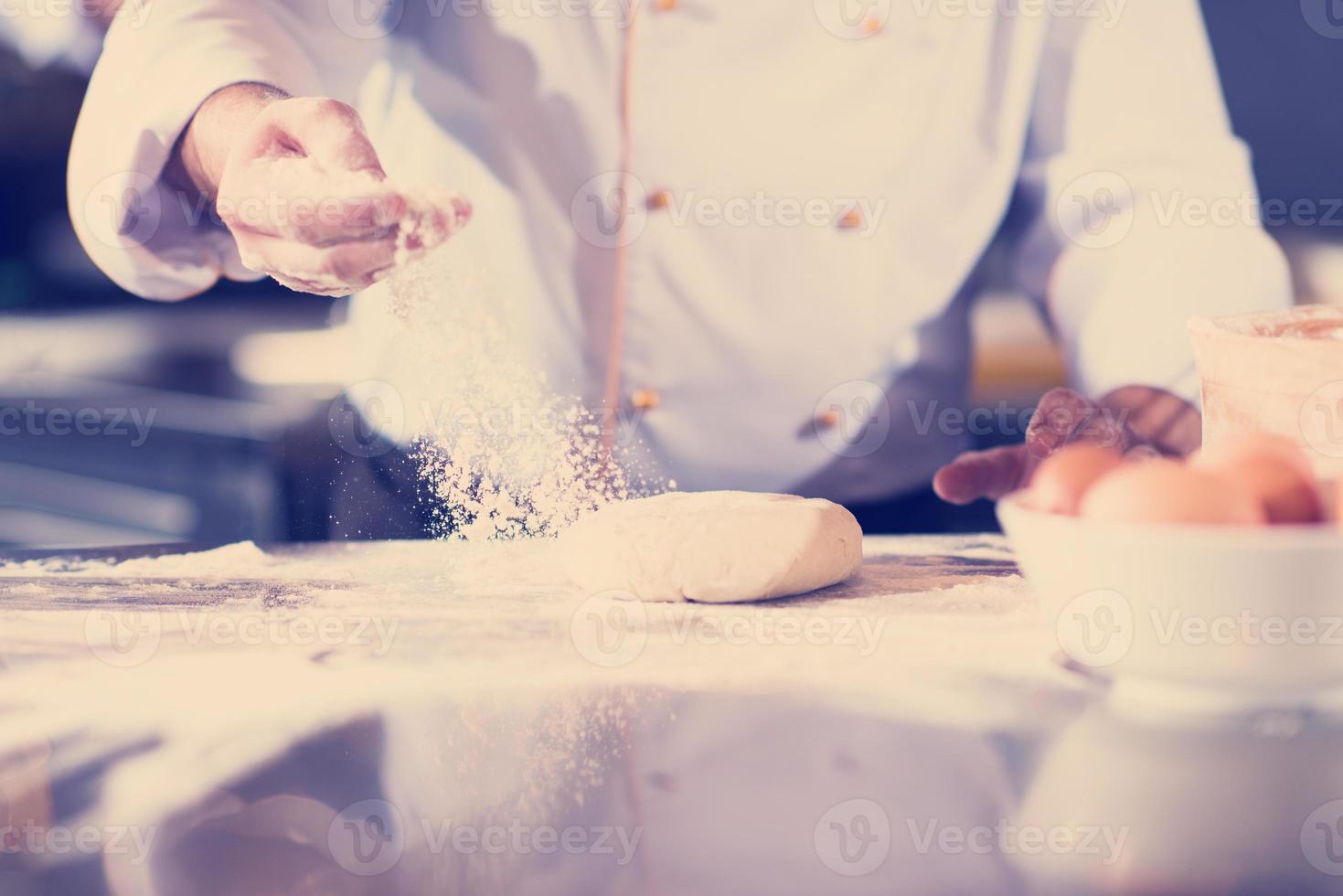 chef handen voorbereidingen treffen deeg voor pizza foto