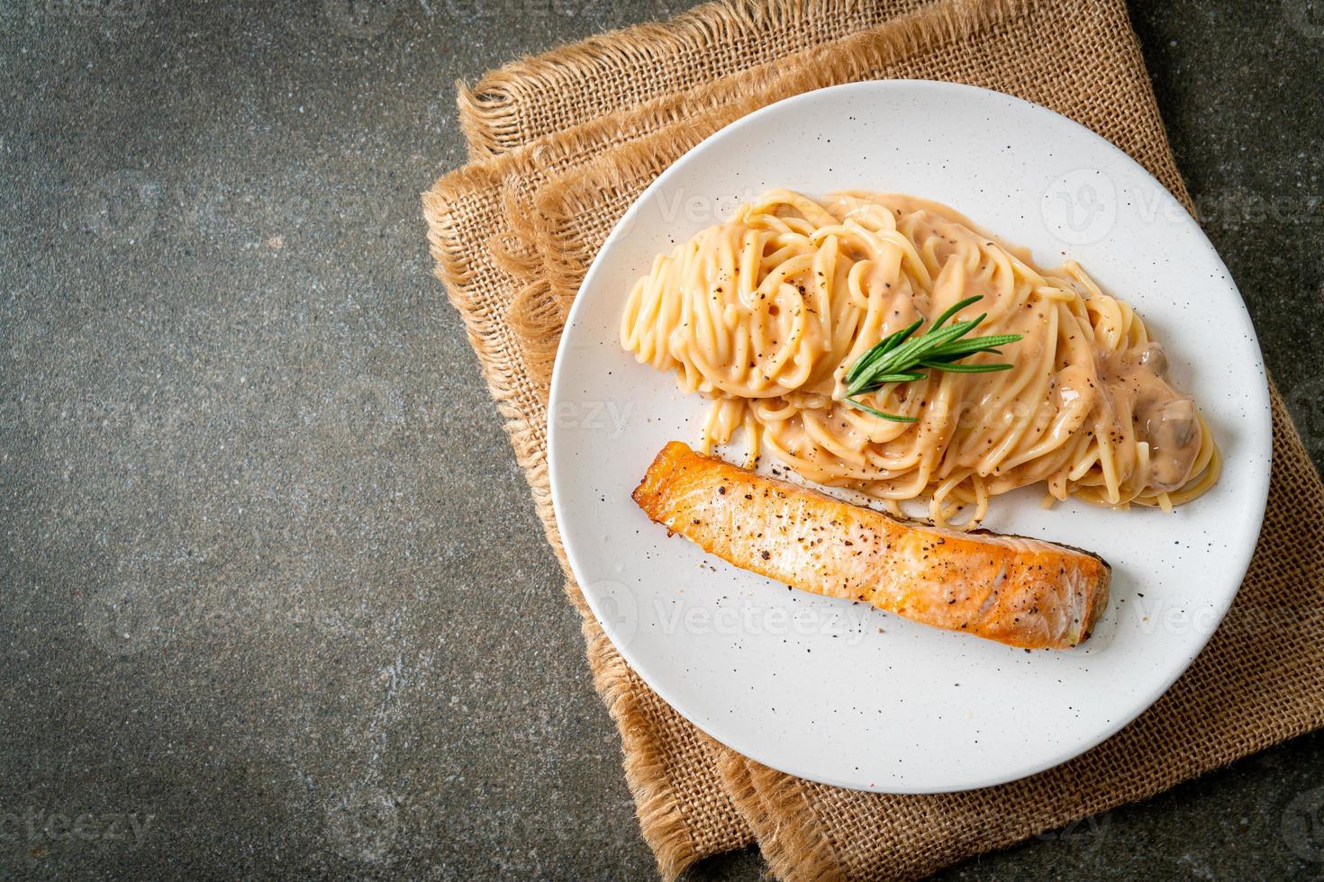 gegrilde zalm met spaghetti romige tomatensaus foto